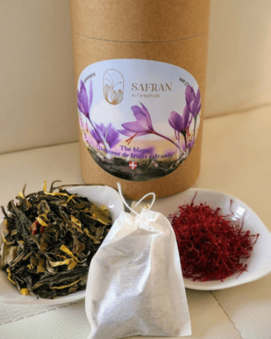 Boîte en carton contenant du thé vert et blanc au safran et fruits exotiques