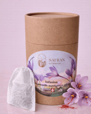 Boîte en carton contenant de l'infusion camomille et safran à côté de trois fleurs de safran et quelques stigmates rouges