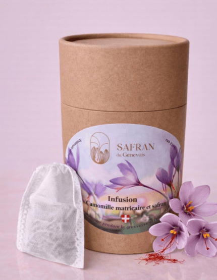 Boîte en carton contenant de l'infusion camomille et safran à côté de trois fleurs de safran et quelques stigmates rouges