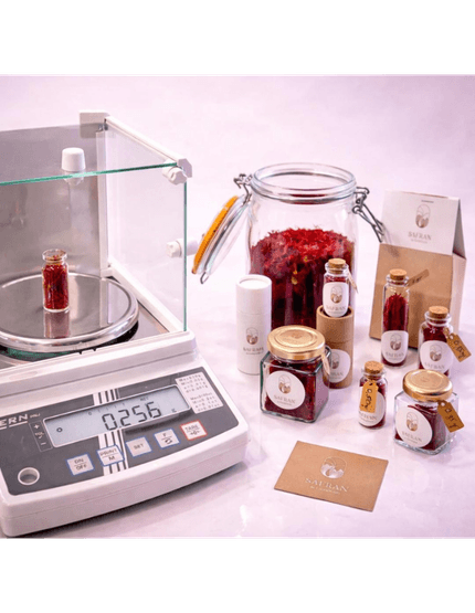 Une balance qui pèse les stigmates de safran purs avant d'être placés dans des contenants hermétiques en verre