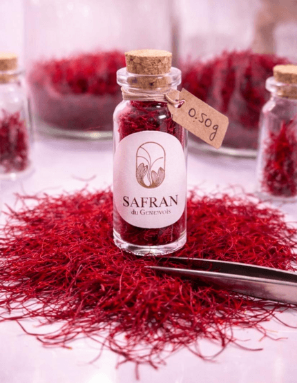 Vue sur une fiole contenant 500 mg de Safran pur BIO en stigmates