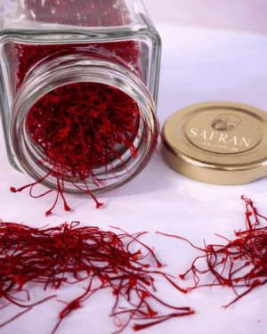 Vue sur du Safran pur BIO en stigmates dans un pot en verre renversé