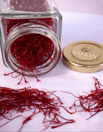 Vue sur du Safran pur BIO en stigmates dans un pot en verre renversé