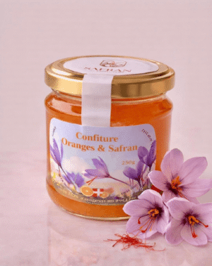 Vue sur un pot de confiture d'oranges au safran à côté de trois fleurs de safran et quelques stigmates rouges