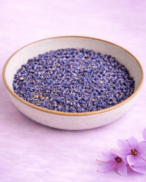 Vue sur un bol de fleurs de safran deshydratés