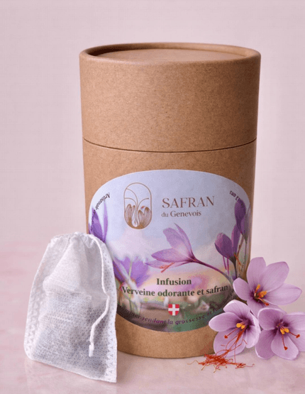 Boîte en carton contenant de l'infusion verveine et safran à côté de trois fleurs de safran et quelques stigmates rouges