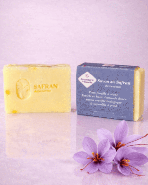 Vue sur deux blocs de savon au safran et une fleur de safran violette